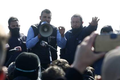 Los choferes explican lo acordado con Berni y piden que se levante el corte