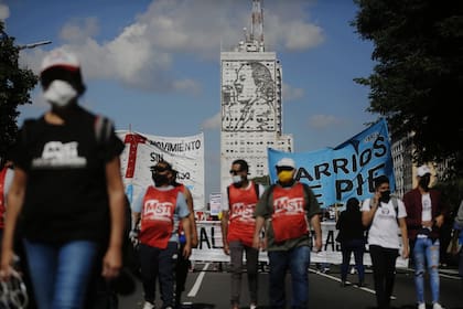 Cortes y protestas en el centro porteño en medio del pico de contagios de coronavirus; organizaciones sociales y movimientos de izquierda se concentraron en el Obelisco.