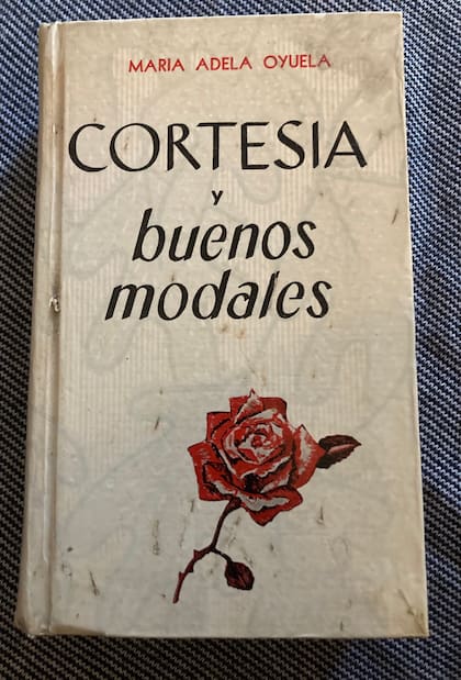 Cortesía y buenos modales, el manual de convivencia social escrito por María Adela Oyuela en su edición de 1956.