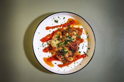 Berenjena a la parmesana, con salsa de tomate.