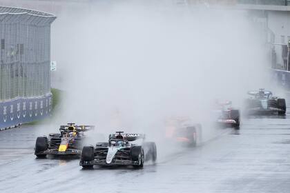 Cortina de agua: el poleman George Russell (Mercedes) toma ventaja en la largada del Gran Premio de Canadá sobre Max Verstappen; la caída de la bandera a cuadros descubrió a MadMax ganador y al británico, tercero