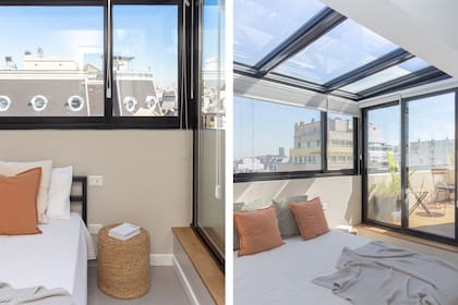 Cortinas blackout 'Duette' (Hunter Douglas) en ventanas y techo permiten oscurecer por la noche. Piso de microcemento alisado (Monolitic) y cama de hierro (Wa Aquitectura).