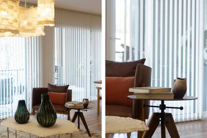 Cortinas de bandas verticales de Hunter Douglas. Mesas bajas blancas (Carla Gimbatti). Vidrios verdes (Quintana Casa).