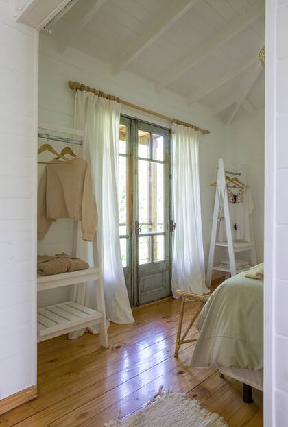 Cortinas de gasa, acolchado y almohadones (todo de Mora Lola). Percheros de pino (Emejota Muebles).