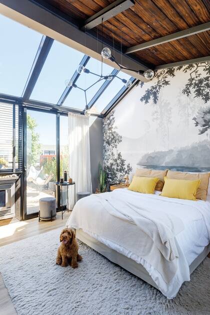 Cortinas de gasa, persiana central ‘Wood Blind’ y sistema motorizado (todo, Riel Americano). Salamandra ‘Ombú 890’ (Tromen). Mural (Mercedes Costal). Lámpara de techo (Iluminación Online).