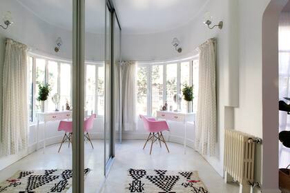 El cuarto tiene una arcada que lo comunica con el vestidor en el volumen curvo, al que se le colocó un enorme placard con puertas de espejo. Alfombra marroquí (Kasbah).