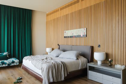 Cortinas de pana en sintonía con el sillón tapizado con género de Ronchamp.