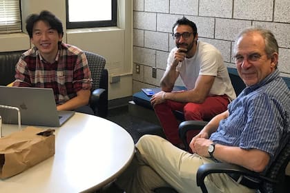 Cortiñas (de remera blanca) y Devoret (der.) trabajan en la manera de hacer posible la computadora cuántica, en particular a través de un túnel que marca el paso de electrones a través de una barrera física