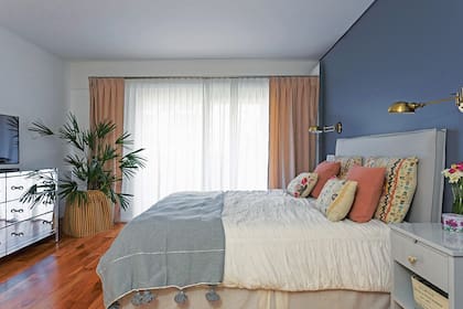 Cortinas dobles para regular la luz en el dormitorio de Jimena Caprile, de la firma de deco Olivia D
