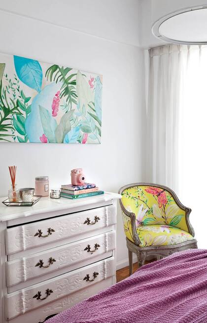 Cortinas heredadas, cómoda de estilo provenzal que compró por Facebook y pie de cama (Arredo) en rosa fuerte.