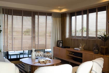 Cortinas horizontales de madera, en este caso, se eligieron de bambú.