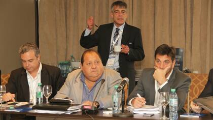 Corvaro (arriba) afina en Suiza el borrador del estatuto