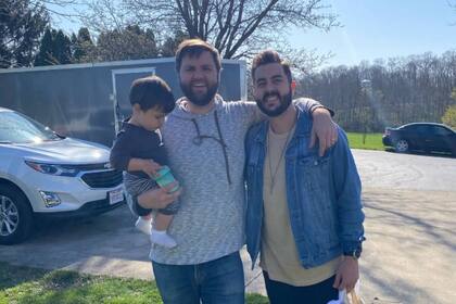 Cory Bowman, junto a su medio hermano, el vicepresidente de EE.UU., JD Vance