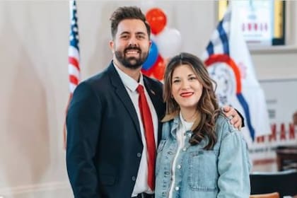 Cory Bowman, medio hermano del vicepresidente JD Vance, junto a su esposa