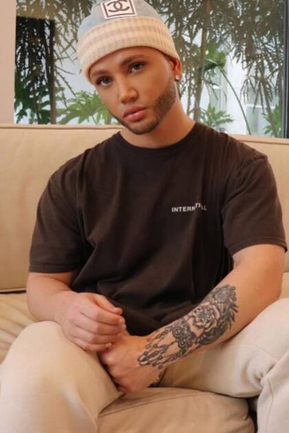 Cory Hall rinde homenaje a su manera al muñeco Ken, de Mattel, para lo cual se intervino la mandíbula, los labios y las mejillas