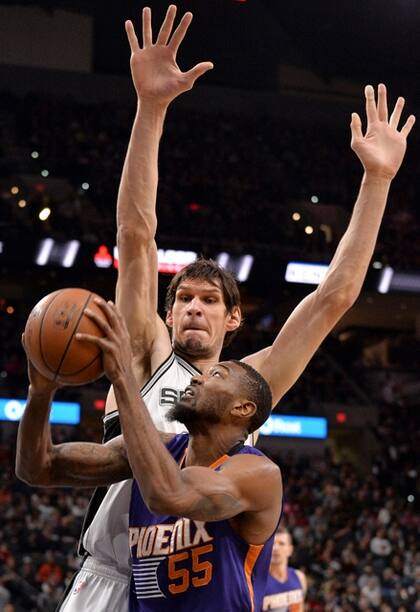 Cory Jefferson mide 2,06m, pero parece un pequeño frente a los 2,21m de Marjanovic