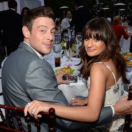 Cory Monteith y Lea Michele se conocieron en Glee y fueron pareja en la vida real. El actor murió en 2013 a causa de una sobredosis.