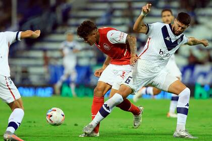 Cosa de extranjeros: el colombiano Andrés Roa y el uruguayo Matías De los Santos, en plena pugna.