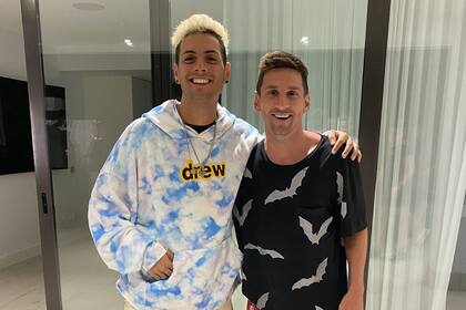 Coscu junto a Messi, en la fiesta de despedida de "La Pulga" del F.C. Barcelona