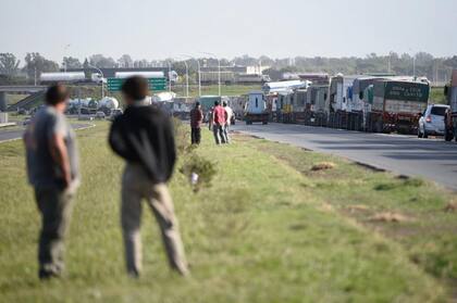 La cosecha récord del campo es un hecho y la fila india de camiones rumbo a las distintas terminales portuarias de Rosario