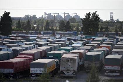 Vista de los camiones estacionados en la terminal de descarga