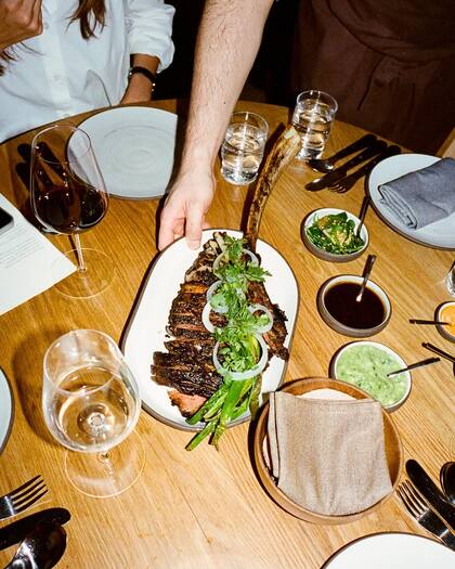 Cosme también cuenta con una delicada selección de vinos mexicanos