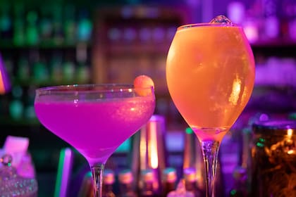 Cosmopolitan y Aquelarre, dos tragos muy pedidos.