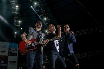 Fernando Ruiz Díaz subió a tocar con Kapanga y luego, en su show, invitó al Mono Fabio y a Maikel