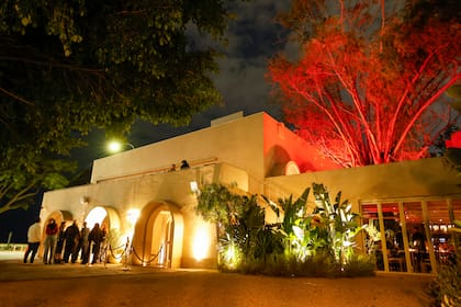 Costa 7070 combina gastronomía, coctelería y música