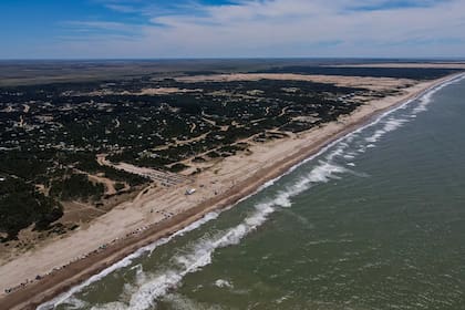 Panorámica de Costa Esmeralda con sus frondosos bosques y su cercanía al mar