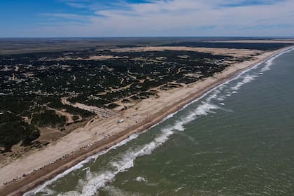 Panorámica de Costa Esmeralda con sus frondosos bosques y su cercanía al mar