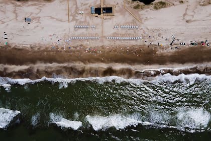 Costa Esmeralda cuenta con tres paradores propios, pero la playa es pública. De todos modos, es casi imposible acceder a ella si no se entra a través del barrio