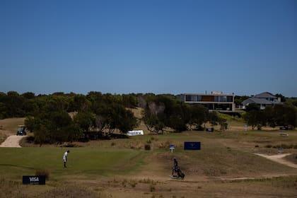 El barrio tiene una cancha de golf de 27 hoyos