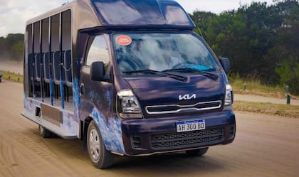 Costa Bus: dos unidades K2500 especialmente adaptadas como transporte oficial, destinadas a facilitar el traslado de los visitantes dentro de Costa Esmeralda.