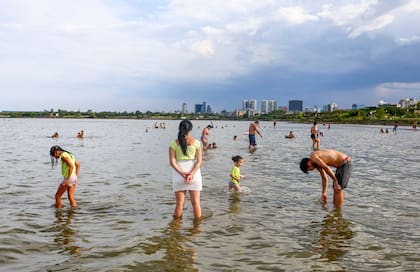 Costanera de Vicente López, la gente se refresca en el Río de La Plata