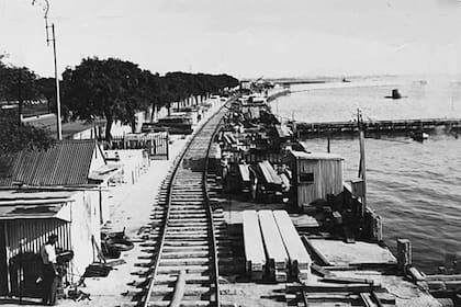 Costanera Norte durante la construcción de su paseo ribereño, que comenzó en 1926