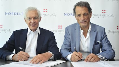 Costantini y Belocopitt al firmar el acuerdo