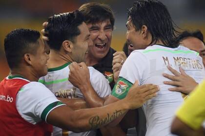 Costas festeja el triunfo de Bolivia con sus jugadores