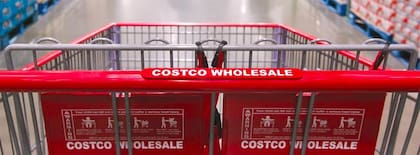 Costco no se limita a productos básicos o alimentos. También vende joyas finas, autos, e incluso ataúdes