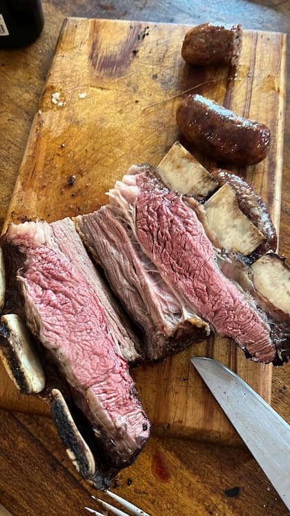 Costilla asada a la brasa bien jugosa. Cocida por fuera y por dentro muy buena