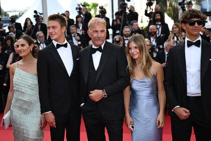 Costner junto a sus hijos: Annie Costner, Cayden Wyatt Costner, Grace Avery Costner y Hayes Costner, en el estreno de Horizon en Cannes, en mayo del año pasado