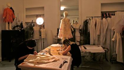 Costureras trabajan en los talleres de Franck Sorbier creando lo que será su colección de alta costura Primavera-Verano 2017, en París
