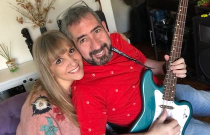 Coté y Guido, su marido, el bajista de la banda.