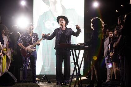 Coti, cantando el Himno Nacional Argentino.