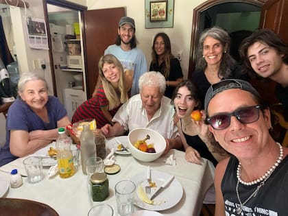 Coti con sus hijos y otros familiares (Foto: Instagram/@cotioficial)