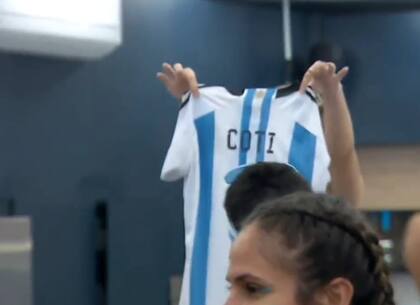 Coti, de Gran Hermano, despliega la camiseta con su nombre tras el gol de Julián Álvarez