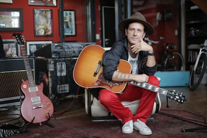 Coti se calza para la foto en un mundo donde las personas se pasean en medias