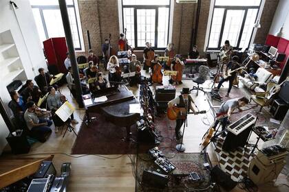 Coti Sorokin, en el último ensayo con su banda y la orquesta de cuerdas Sur del Sur, antes del recital en el Teatro Colón