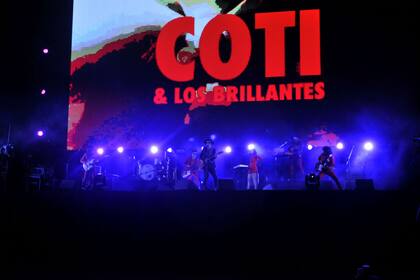 Coti y la banda que lo acompaña, Los Brillantes, en escena