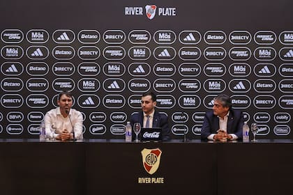 Coudet en su presentación junto con Stefano Di Carlo y Enzo Francescoli; llega tras dirigir Alavés en España